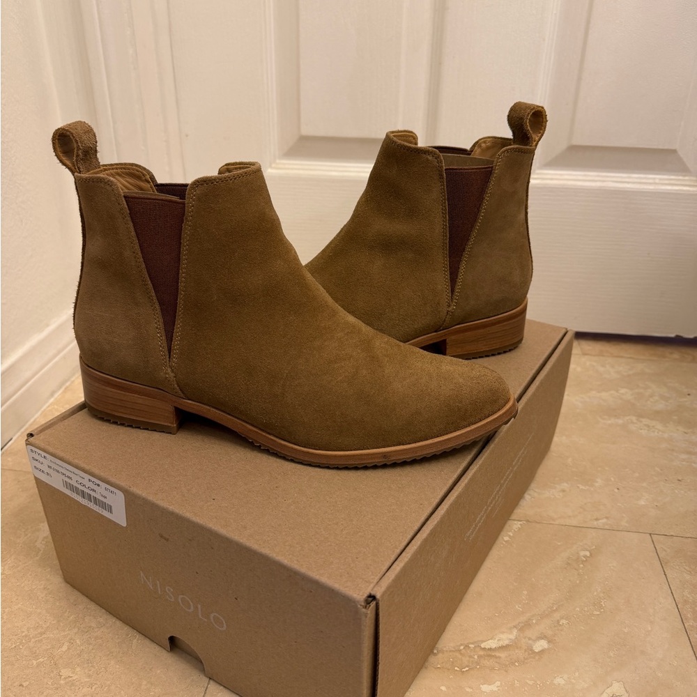 Nisolo Eva everyday Chelsea Boots in  Taupe Suede